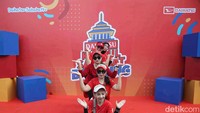 Beberapa bahkan mengabadikan momen dengan berfoto bersama.