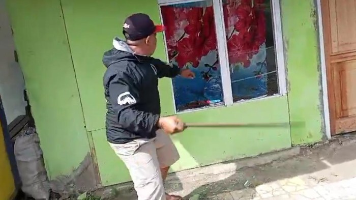 Tangkapan layar video viral bang jago tenteng pedang rusak rumah warga
