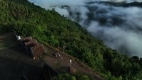 Foto udara, pengunjung berada diatas puncak wisata sani-sani saat kabut di Desa Sani-sani, Kolaka, Sulawesi Tenggara, Minggu (2/6/2024).