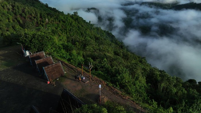 Target wisatawan domestik 1,2 miliar orang tahun 2024 Kabut dibawah kaki gunung Kolaka Wisata Puncak Sani-sani di Desa Sani-sani, Kolaka, Sulawesi Tenggara, Minggu (2/6/2024). Kementerian Pariwisata dan Ekonomi Kreatif menargetkan kunjungan wisatawan domestik tahun 2024 mencapai 1,2 miliar orang, target wisatawan mancanegara sebanyak 17 juta orang dan untuk mencapai target tersebut perlu kolaborasi serta dukungan dari seluruh pemangku kepentingan di sektor pariwisata, seperti Kementerian Perhubungan, dan Asosiasi Travel Agent Indonesia (ASTINDO). ANTARA FOTO/Jojon/foc.