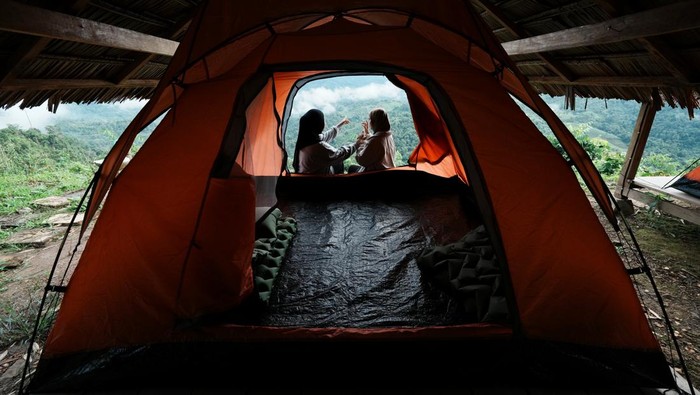 Target wisatawan domestik 1,2 miliar orang tahun 2024 Kabut dibawah kaki gunung Kolaka Wisata Puncak Sani-sani di Desa Sani-sani, Kolaka, Sulawesi Tenggara, Minggu (2/6/2024). Kementerian Pariwisata dan Ekonomi Kreatif menargetkan kunjungan wisatawan domestik tahun 2024 mencapai 1,2 miliar orang, target wisatawan mancanegara sebanyak 17 juta orang dan untuk mencapai target tersebut perlu kolaborasi serta dukungan dari seluruh pemangku kepentingan di sektor pariwisata, seperti Kementerian Perhubungan, dan Asosiasi Travel Agent Indonesia (ASTINDO). ANTARA FOTO/Jojon/foc.