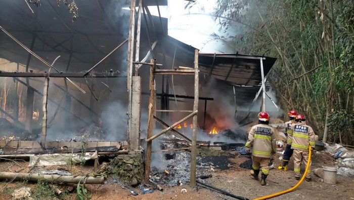 Tim Damkarmat Bantul saat memadamkan api yang membakar kandang milik Sarwadi warga asal Kalurahan Terong, Kapanewon Dlingo, Minggu (2/6/2024).