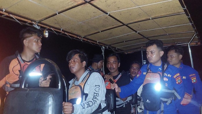 Tim SAR gabungan melakuan evakuasi 3 ABK yang dilaporkan hilang.