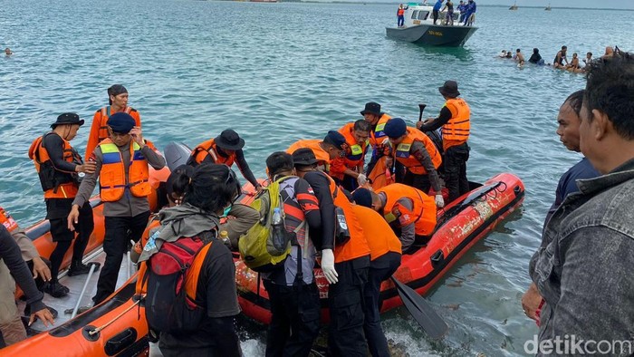 Tim SAR menemukan penumpang kapal yang melompat ke laut dalam keadaan tewas.