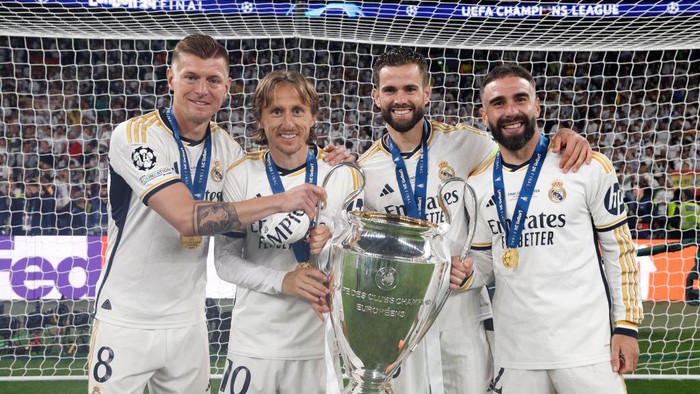 LONDON, ENGLAND - JUNE 01: Toni Kroos, Luka Modric, Nacho Fernandez and Daniel Carvajal lift the trophy as he celebrates UCL title with the throphy after winning the UEFA Champions League 2023/24 final match between Borussia Dortmund v Real Madrid CF at Wembley Stadium on June 01, 2024 in London, England. (Photo by Antonio Villalba/Real Madrid via Getty Images)