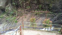 Tangga batu menuju ke Curug Ibun.