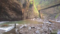 Dua jembatan yang harus kita lewati untuk ke Curug Ibun.