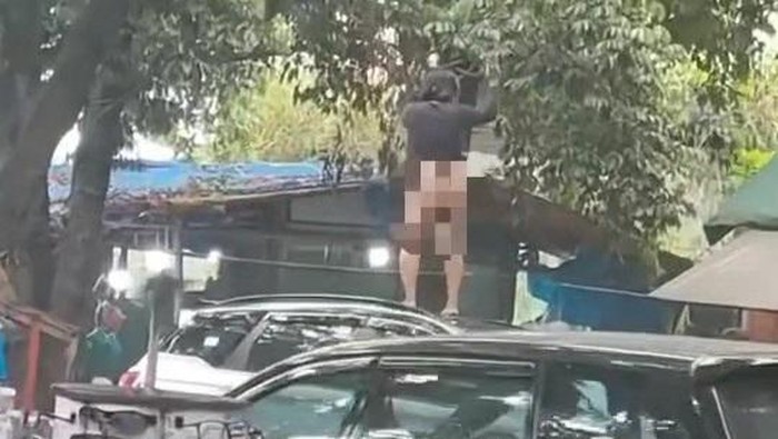 Video yang memperlihatkan wanita diduga orang dengan gangguan jiwa (ODGJ), inisial H, joget di atas mobil di Bubulak, Kota Bogor, viral di media sosial (medsos). Petugas dari Dinas Sosial (Dinsos) Bogor turun tangan untuk evakuasi.