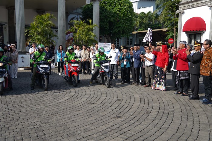 Wali Kota Semarang, Hevearita Gunaryanti Rahayu mengenalkan alat pendeteksi polusi udara bernama Si Puber (Sistem dan Instrumen Pemantauan Kualitas Udara Bergerak) di halaman Bali Kota Semarang, Sabtu (1/6).