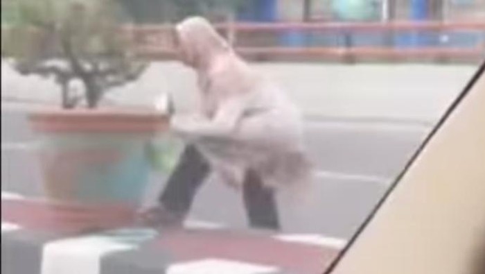 Wanita terekam kamera warga saat menjatuhkan pot bunga di trotoar flyover Polda Sumsel.
