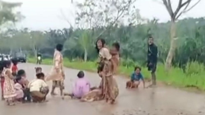 Warga SAD saat memblokir jalan pintas Perumahan Citra Raya, Muaro Jambi.