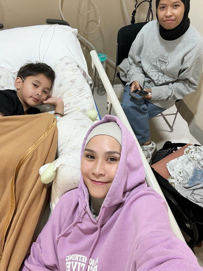 zaskia adya mecca anak zaskia adya mecca dilarikan ke rs