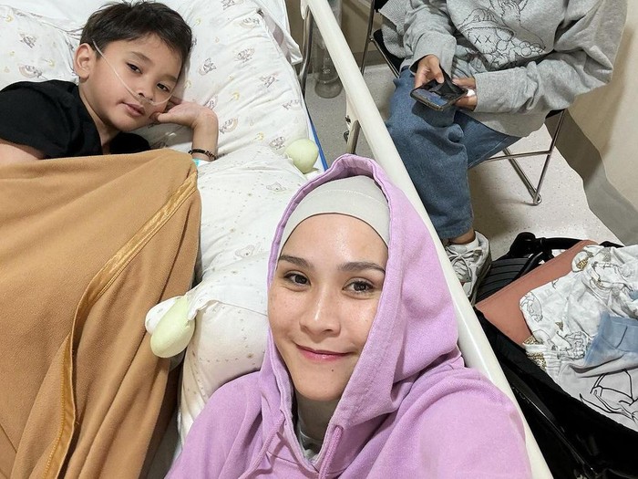 anak zaskia adya mecca dilarikan ke rs