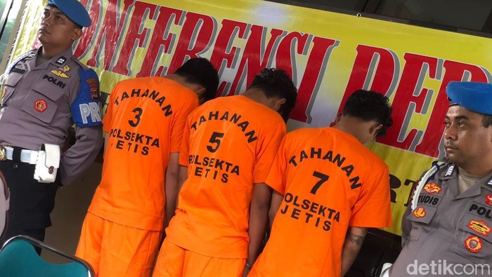 3 Pemuda, pelaku merampas sepeda motor milik seorang tukang sapu saat dihadirkan di Mapolsek Jetis, Jogja, Senin (3/6/2024).