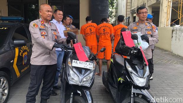 3 Pemuda, pelaku merampas sepeda motor milik seorang tukang sapu saat dihadirkan di Mapolsek Jetis, Jogja, Senin (3/6/2024).