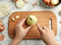 Dua Tips Jitu Potong Bawang Bombai Agar Mata Tak Perih Berair