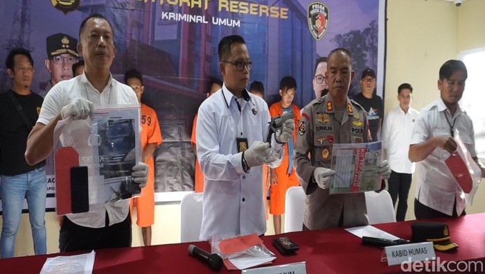 Enam pelaku pencurian rumah dan ruko di Banyuasin ditangkap. Korban berinisial SH (28) sempat disekap dan dilecehkan oleh salah satu pelaku.