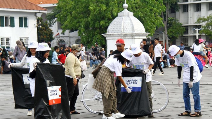 Aksi Bersih-bersih Sampah di Kota Tua Jakarta Aksi bersih-bersih Relawan Aksi Asri Operasi Semut dilakukan di Kota Tua, Jakarta. Kegiatan ini berhasil mengumpulkan 24 kilogram sampah.