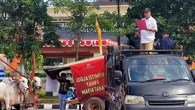 Aksi Gerobak Sapi saat Kepung Kantor Bupati Sleman