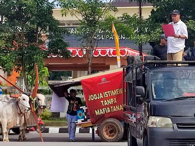 Aksi Gerobak Sapi saat Kepung Kantor Bupati Sleman