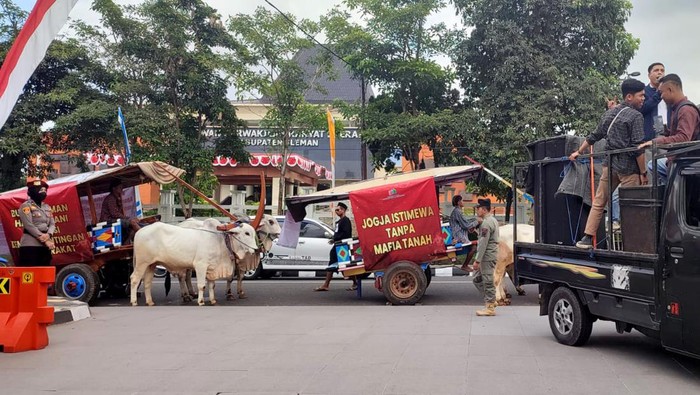 Para korban Malioboro City menggelar aksi menuntut hak korbannya dengan menggelar Kirab Gerobak Sapi mengepung kantor Pemda Sleman.