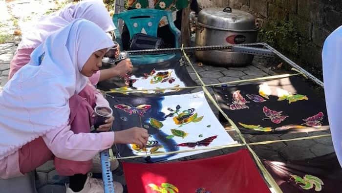 Aktivitas kelompok batik Sambiloto, Bojonegoro.