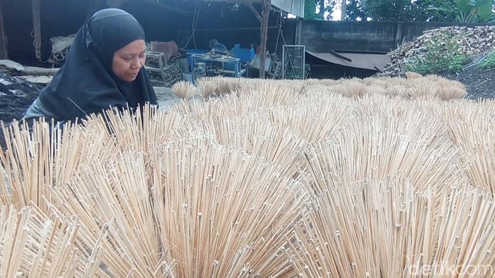 Aktivitas usaha produksi tusuk sate di Kota Tasikmalaya.