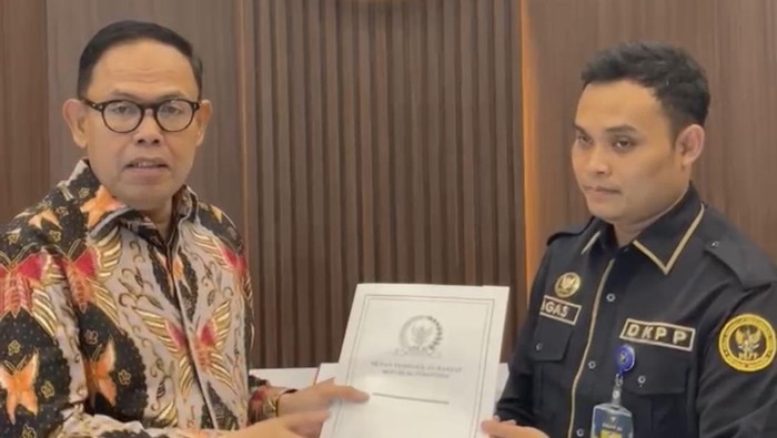 Anggota DPR RI Andi Akmal Pasluddin melaporkan Ketua KPU Bone ke DKPP.
