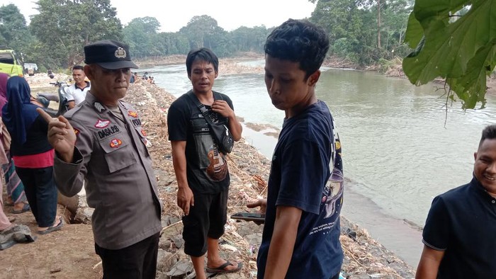 Anggota Polres OKU melakukan pencarian terhadap sopir truk yang hilang di Sungai Ogan.