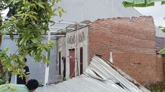 angin kencang rusak 8 rumah di Sidoarjo