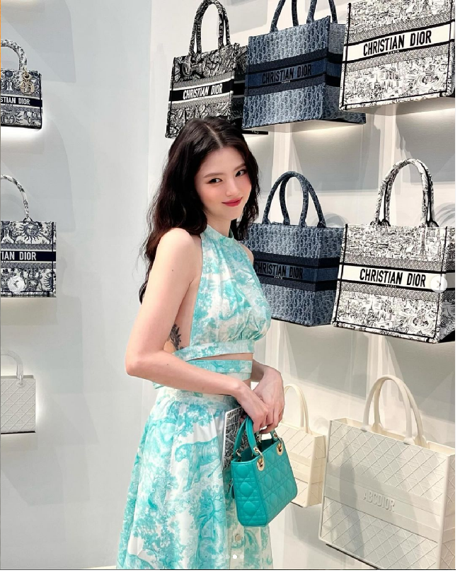 Artis wanita Korea paling laris endorsement berikutnya adalah Han So Hee. Pemain drama Korea World of The Married ini setidaknya menjadi endorser dari delapan brand di antaranya Charles & Keith, L’Oreal Paris, Giordani, Dior Beauty dan Omega. Foto: Instagram