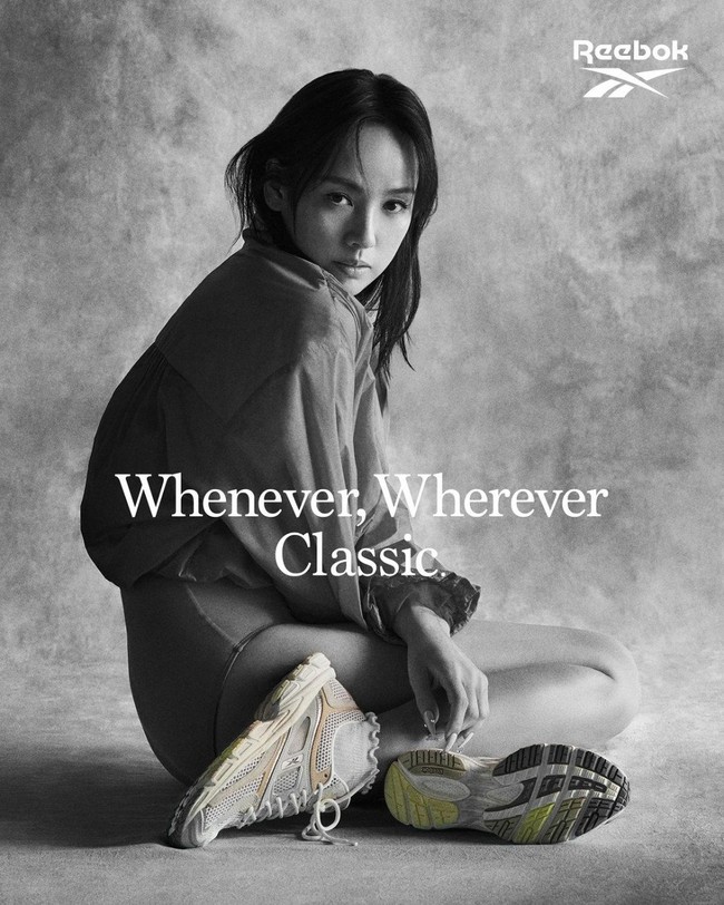 Aktris 47 tahun ini berdasarkan riset netizen berada di posisi pertama artis wanita Korea paling laris endorsement. Lee Hyori saat ini setidaknya di-endorse 13 brand seperti Reebok Korea, BB Lab, d’Alba, Hurom, GUESS dan lain-lain. Foto: Instagram
