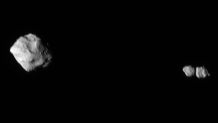 Citra yang dihasilkan wahana Lucy milik NASA dari asteroid Dinkinesh dan dua satelitnya Selam.