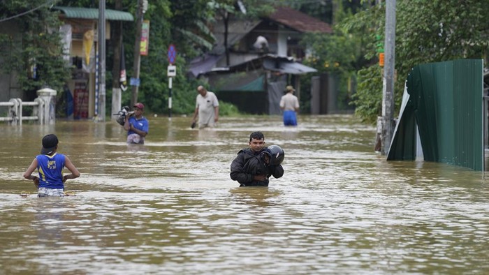 Banjir melanda pinggiran kota Kolombo, Sri Lanka. Peristiwa ini mengakibatkan 14 orang tewas hingga semua sekolah tutup.