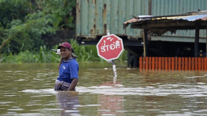 Banjir melanda pinggiran kota Kolombo, Sri Lanka. Peristiwa ini mengakibatkan 14 orang tewas hingga semua sekolah tutup.