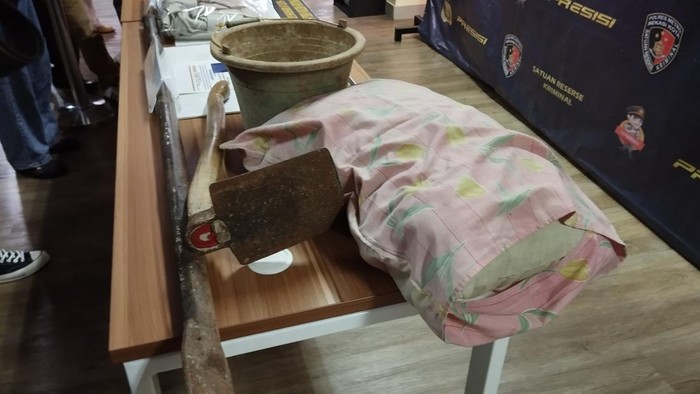 Barang bukti bantal dan cangkul aksi pembunuhan Didik ke bocah Bekasi (Fawdi/detikcom)