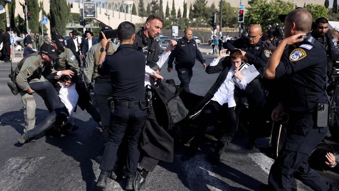 Blokir Jalan, Yahudi Ultra-Ortodoks Tolak Wajib Militer Security forces operate as Ultra-Orthodox Jewish men protest after Israel's Supreme Court convened to discuss petitions to change government policy that grants ultra-Orthodox Jews exemptions from military conscription, amid the ongoing conflict in Gaza between Israel and Palestinian Islamist group Hamas, near Israel's Supreme Court in Jerusalem, June 2, 2024. REUTERS/Ronen Zvulun