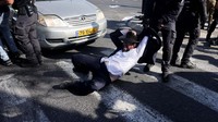 Polisi Israel membubarkan paksa aksi mereka.  