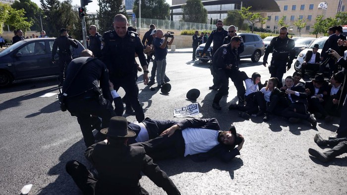 Security forces operate as Ultra-Orthodox Jewish men protest after Israel's Supreme Court convened to discuss petitions to change government policy that grants ultra-Orthodox Jews exemptions from military conscription, amid the ongoing conflict in Gaza between Israel and Palestinian Islamist group Hamas, near Israel's Supreme Court in Jerusalem, June 2, 2024. REUTERS/Ronen Zvulun