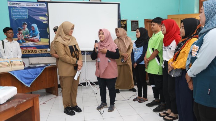 Bupati Ipuk Fiestiandani bersama wali murid