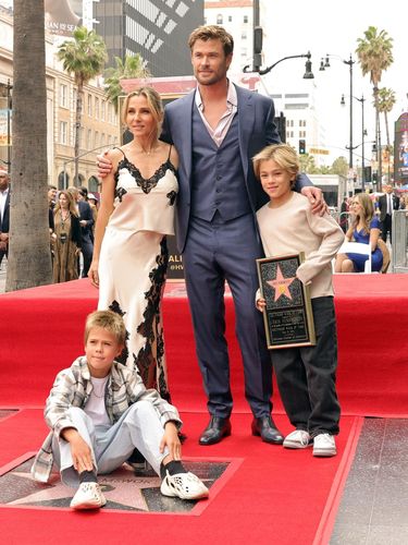 Chris Hemsworth dan Elsa Pataky HOLLYWOOD, CALIFORNIA - MAY 23: (L-R) Elsa Pataky and Chris Hemsworth attend the Hollywood Walk of Fame Star Ceremony honoring Chris Hemsworth on May 23, 2024 in Hollywood, California. (Photo by Kevin Winter/Getty Images)