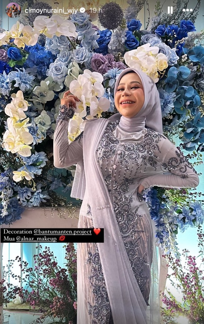 Terlihat Cimoy yang begitu bahagia di hari lamarannya tersebut. Cimoy sendiri diketahui lahir pada tahun 2005. Tahun ini dirinya baru berusia 19 tahun. Foto: Instagram/@cimoynuraini_wjy
