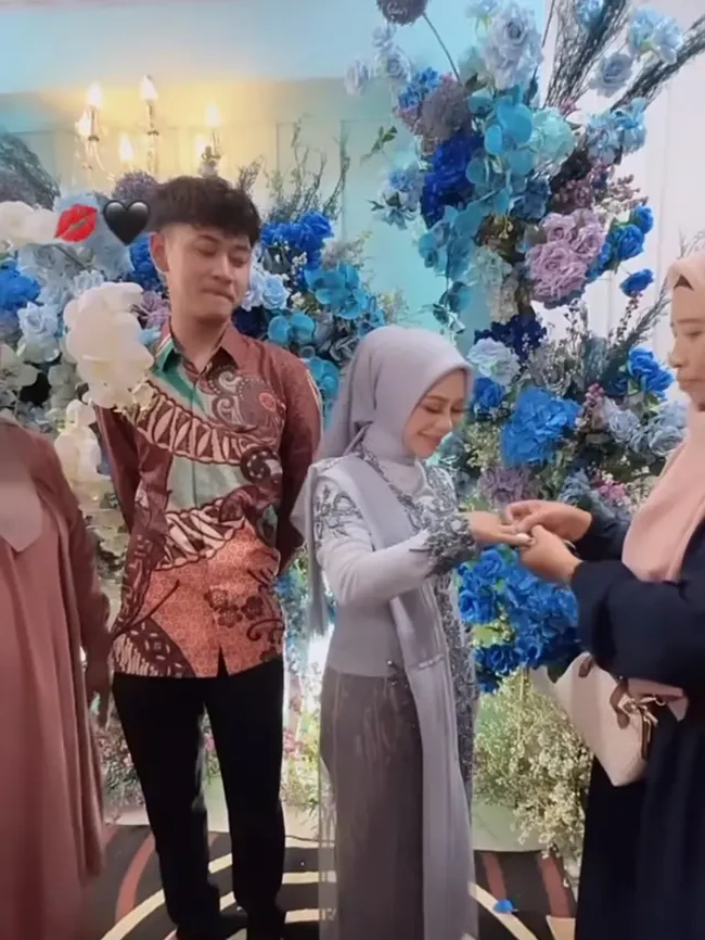 Cimoy sendiri baru memperkenalkan kekasihnya itu pada akhir Maret 2024. Tampaknya tak butuh waktu lama setelahnya keduanya pun memutuskan untuk membawa hubungan mereka ke arah yang lebih serius dengan menggelar lamaran. Foto: Instagram/@cimoynuraini_wjy