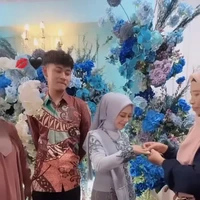 Cimoy sendiri baru memperkenalkan kekasihnya itu pada akhir Maret 2024. Tampaknya tak butuh waktu lama setelahnya keduanya pun memutuskan untuk membawa hubungan mereka ke arah yang lebih serius dengan menggelar lamaran. Foto: Instagram/@cimoynuraini_wjy