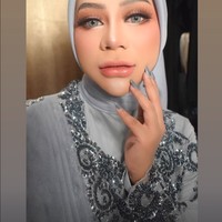 Mengenakan riasan glam look dan lipstik berwarna nude, penampilan Cimoy tampak manglingi. Ia juga terlihat mengenakan softlens berwarna terang yang membuat bagian matanya semakin menawan. Foto: Instagram/@cimoynuraini_wjy