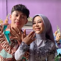 Tak lupa Cimoy dan kekasihnya berpose bersama memamerkan cincin tunangan mereka.  Foto: Instagram/@cimoynuraini_wjy