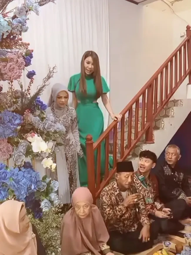 Selebgram Cimoy Montok dilamar oleh kekasihnya pada Minggu (2/6/24) di rumahnya. Momen lamaran tersebut kemudian dibagikan Cimoy ke akun Instagram pribadinya. Foto: Instagram/@cimoynuraini_wjy