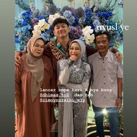 Dekorasi lamaran tampak didominasi dengan bunga-bunga berwarna biru. Sementara Cimoy sendiri mengenakan kebaya berwarna abu-abu dan kekasihnya mengenakan kemeja batik berwarna coklat. Foto: Instagram/@cimoynuraini_wjy