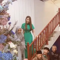 Selebgram Cimoy Montok dilamar oleh kekasihnya pada Minggu (2/6/24) di rumahnya. Momen lamaran tersebut kemudian dibagikan Cimoy ke akun Instagram pribadinya. Foto: Instagram/@cimoynuraini_wjy