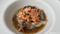 Untuk makanannya bisa pesan Salmon Chasuke (Rp 58.000). Berupa nasi biru dengan nori katsuobushi, nori, salmon, dan siraman kaldu fragrant genmaicha tea. Foto: detikFood / Riska F